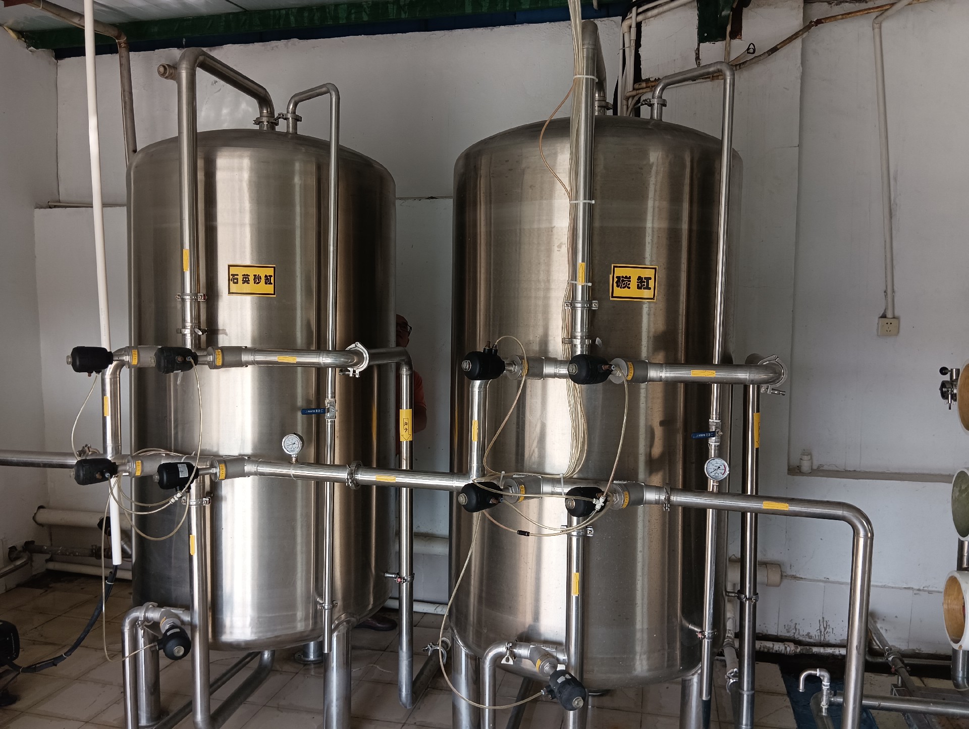 20251018反滲透設備現場安裝圖片1 (2).jpg